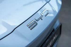 3 000 chevaux sous le capot : la fusée électrique de BYD humilie Xiaomi sur un circuit légendaire