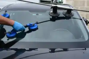 Pare-brises remplacés pour rien : l’arnaque légale qui met les assureurs hors d’eux