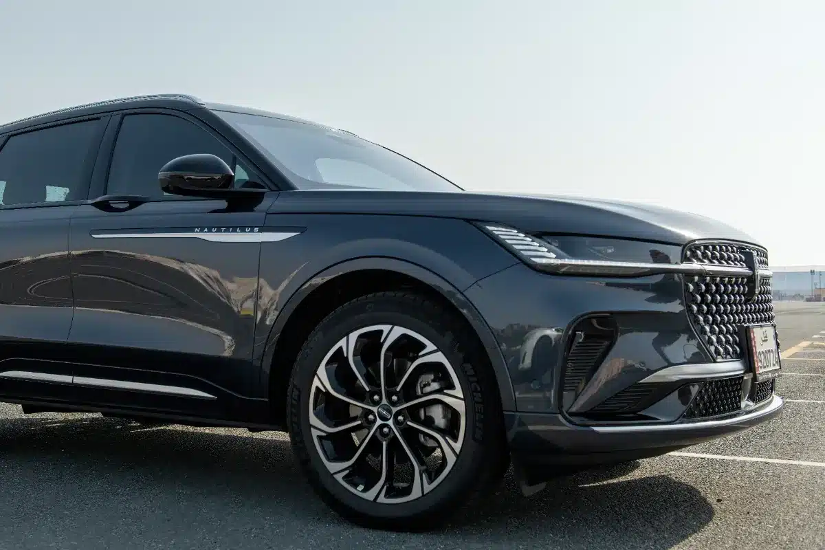 BYD crée la surprise : son nouveau moteur hybride roule… même à l’éthanol !