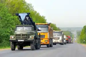 Ligne blanche et tracteur devant vous : ce que la loi vous interdit (et autorise vraiment)