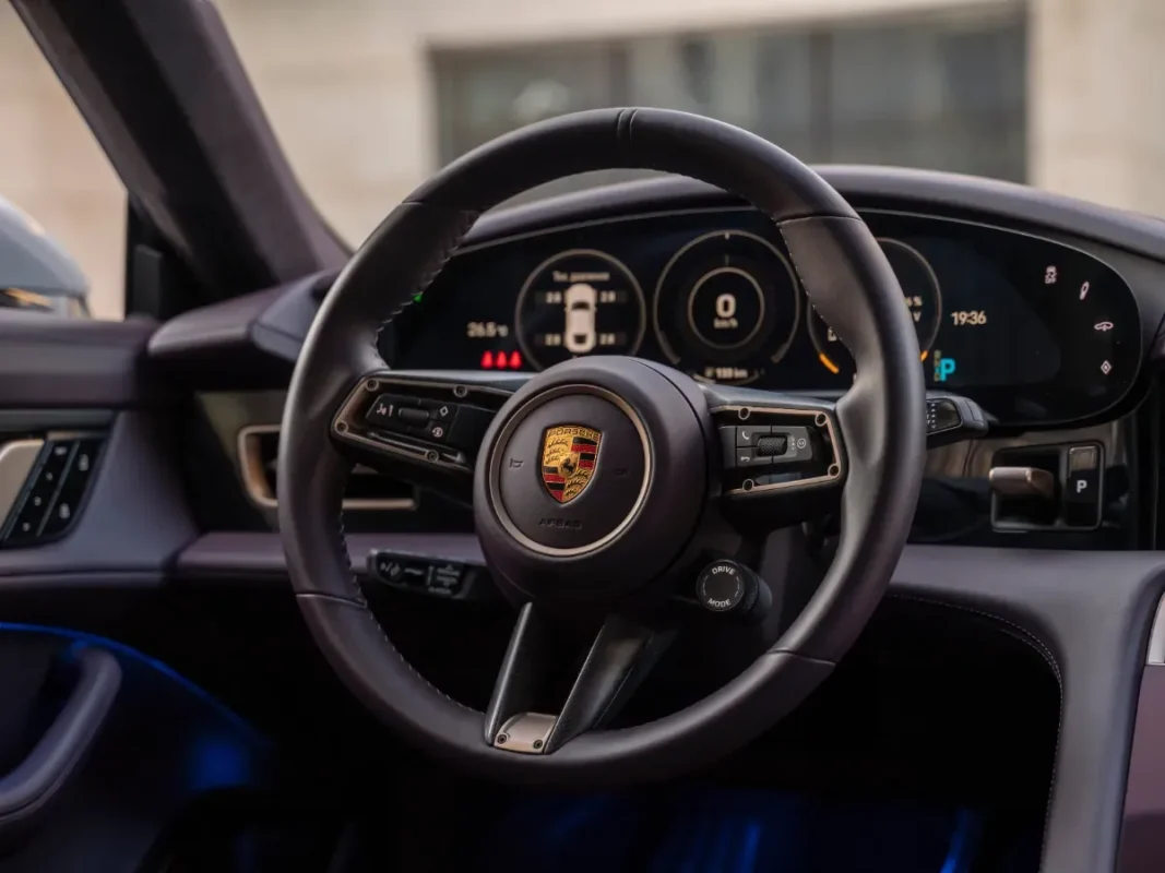 Il « emprunte » la Porsche d’une cliente… et se fait flasher à 230 km/h en route pour un anniversaire !