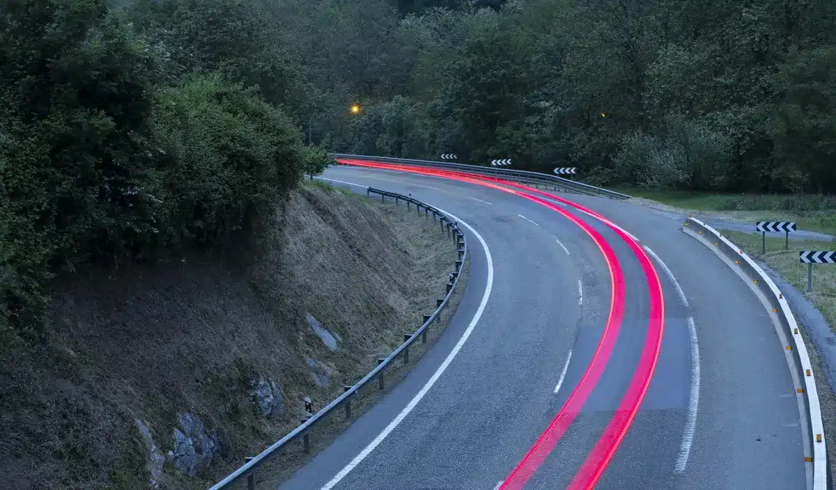 La Malaisie pensait révolutionner les routes avec de la peinture phosphorescente… le résultat est inquiétant