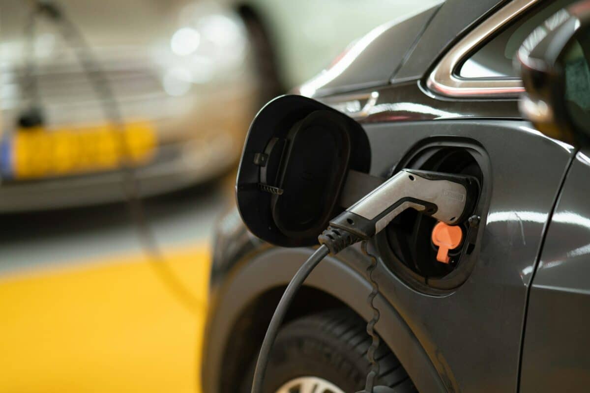 Le marché automobile français a légèrement progressé en septembre 2025, porté par les particuliers et les ventes de modèles électriques, malgré un bilan annuel toujours en recul. Unsplash