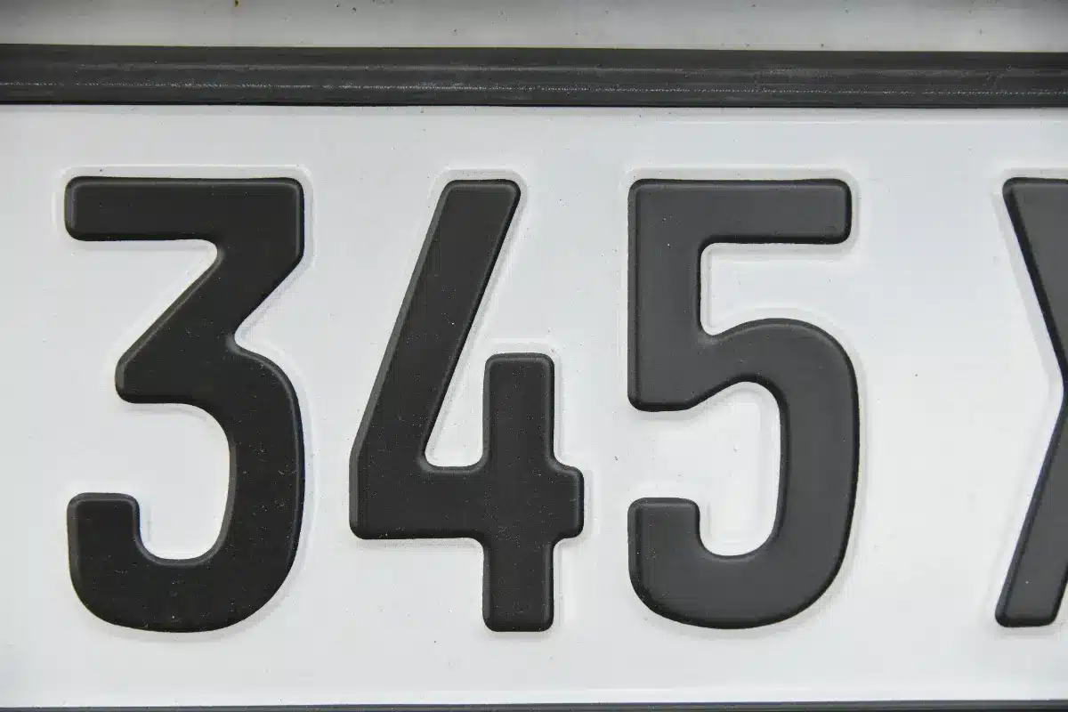 « Plaques d’immatriculation roses » : ce changement inattendu va surprendre les automobilistes dès 2026