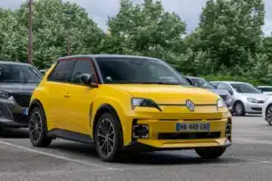 Coup de tonnerre chez Renault : bientôt, une voiture électrique coûtera moins cher qu’un modèle essence