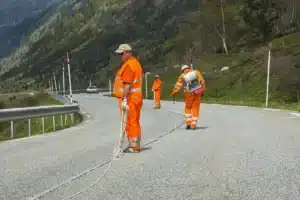Mystère sur les routes : à quoi servent vraiment ces étranges cercles blancs ?