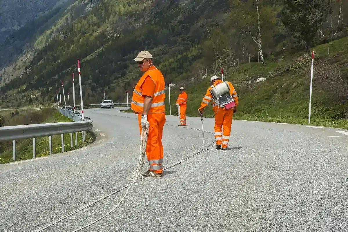 Mystère sur les routes : à quoi servent vraiment ces étranges cercles blancs ?
