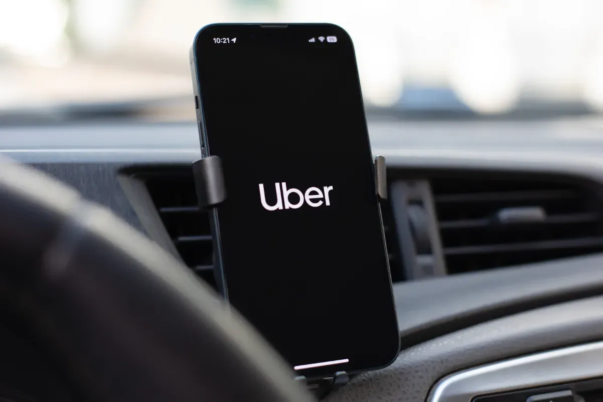 Les chauffeurs Uber hallucinent : la marque leur offre une aide record pour abandonner le thermique