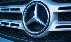 Le patron de Mercedes tire la sonnette d’alarme : « L’électrique nous conduit à la catastrophe »