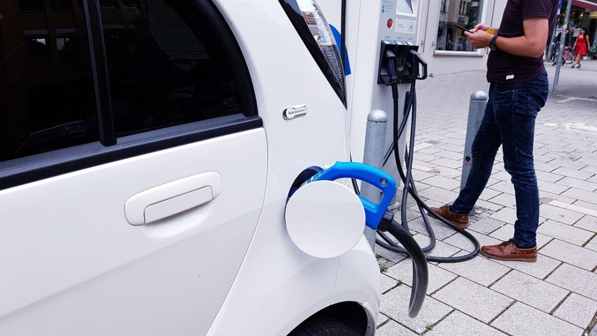 Souvent présentée comme une solution écologique et économique, la voiture hybride rechargeable s’avère être une illusion coûteuse et polluante. Découvrez pourquoi ce compromis entre essence et électricité est la plus grosse arnaque automobile des vingt dernières années. Pixabay