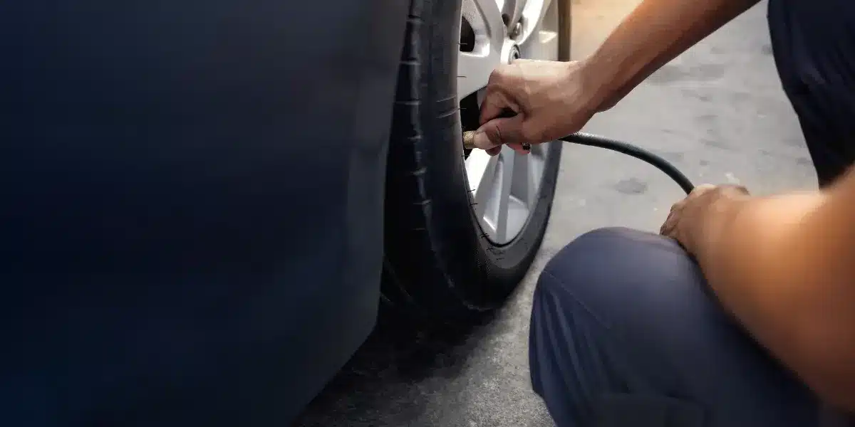 Payer pour de l’air ? La colère monte face aux stations qui facturent désormais le gonflage des pneus
