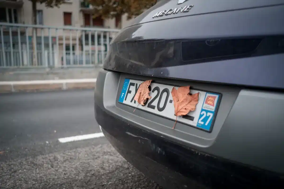Plaques d’immatriculation : cette règle absurde qui peut vous coûter très cher sans que vous le sachiez