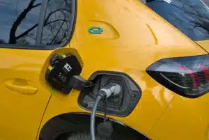 Coup de tonnerre à Paris : la France recule face à la fin des moteurs thermiques