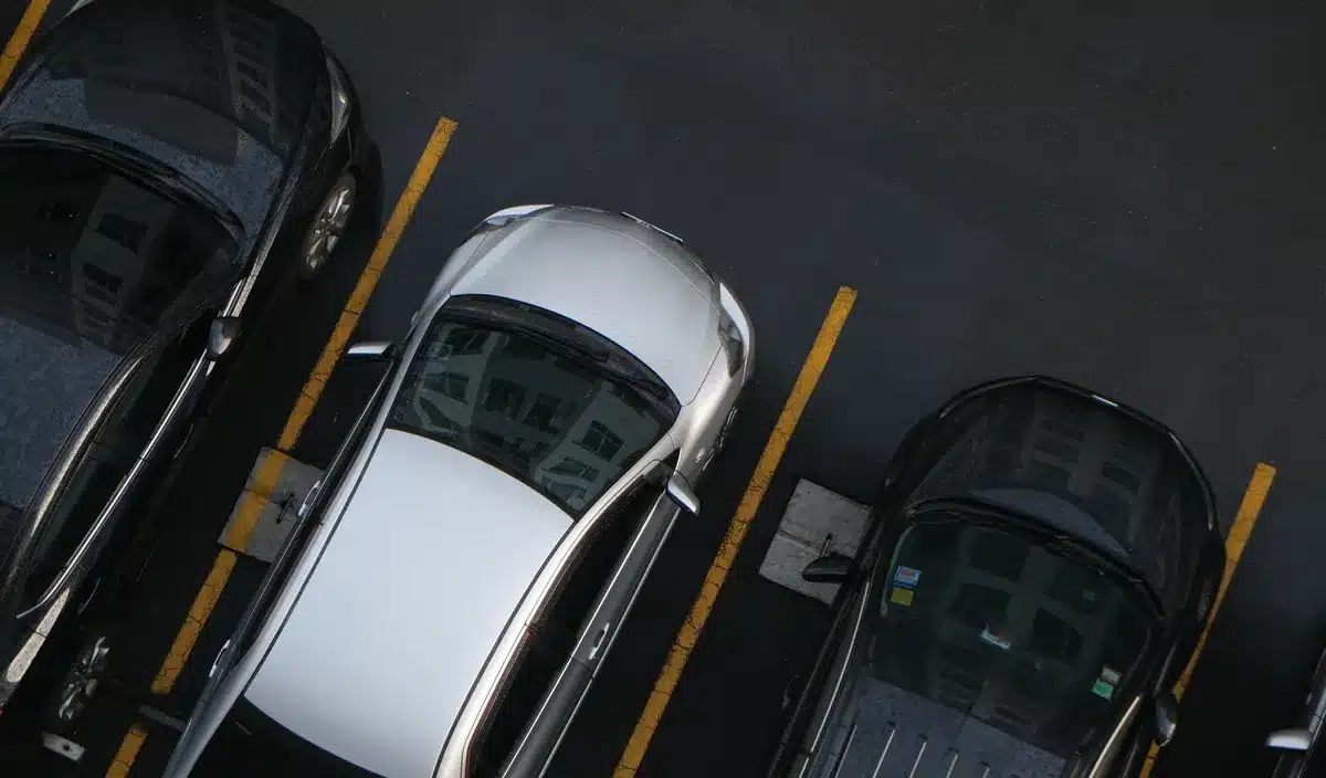 D’ici 2026, vos places de parking vont disparaître : la décision qui met les automobilistes en colère
