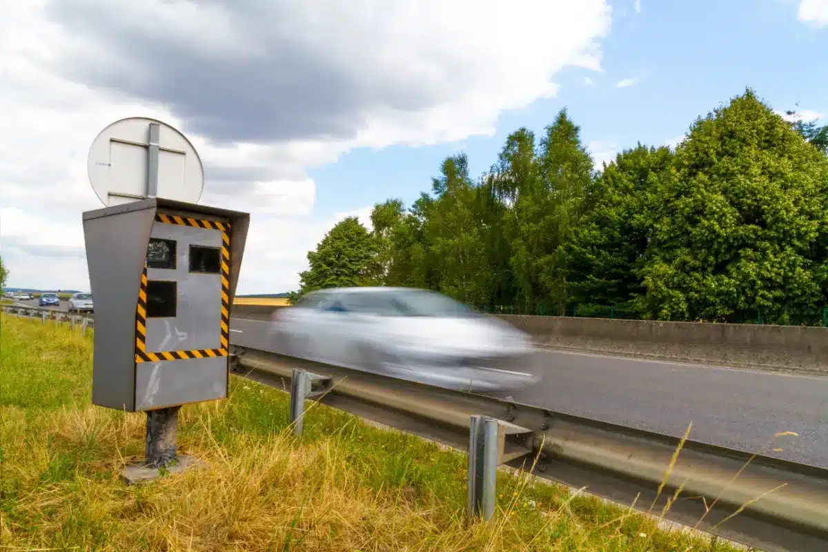 Flashé sur la route ? Voici la vraie vitesse que le radar retient (et ce n’est pas celle que vous croyez)