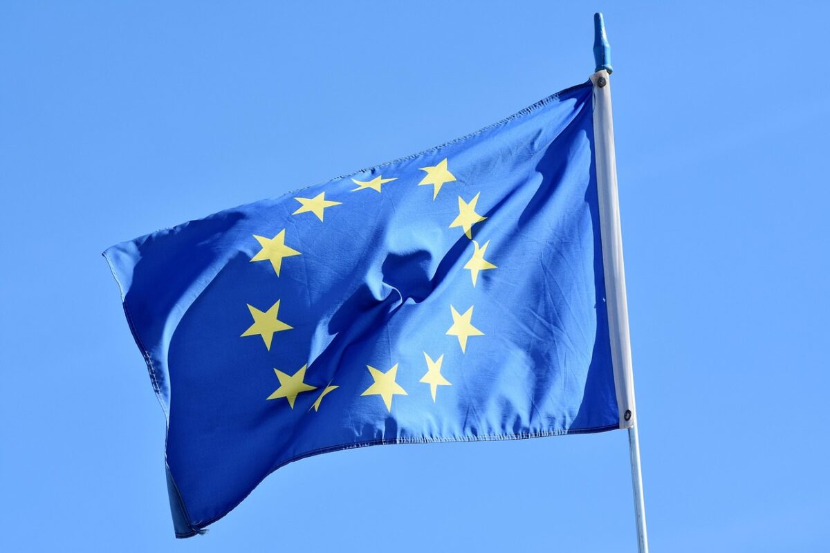Face à la perte annoncée de 45 000 emplois et à la montée en puissance de l’industrie chinoise, l’Europe prépare un plan de sauvetage automobile fondé sur un contenu local renforcé et une stratégie d’investissement massive pour protéger sa compétitivité. Pixabay