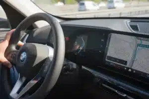 BMW surprend tout le monde : les options en abonnement restent… mais pas les performances