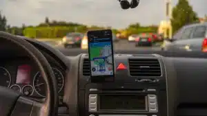 Compteur, Waze, radar : lequel dit vraiment la vérité sur votre vitesse ?