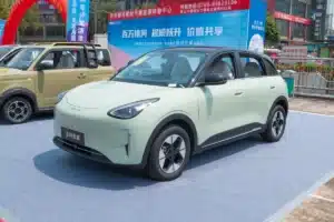 Elle écrase la Renault 5 : cette électrique chinoise à 8 000 € affole le marché européen