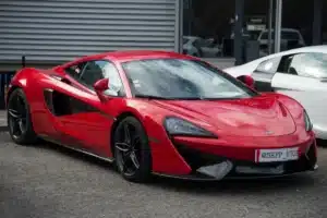 Il ose traverser une route inondée… au volant d’une McLaren à plus d’un million d’euros