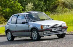 Une vignette officielle débarque sur les pare-brises : ce que ça change vraiment pour vous