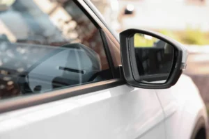 Panne soudaine : comment remonter manuellement une vitre de voiture électrique sans passer au garage