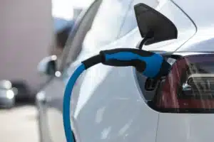 On pensait les voitures électriques à l’abri : une nouvelle vague de vols frappe les bornes