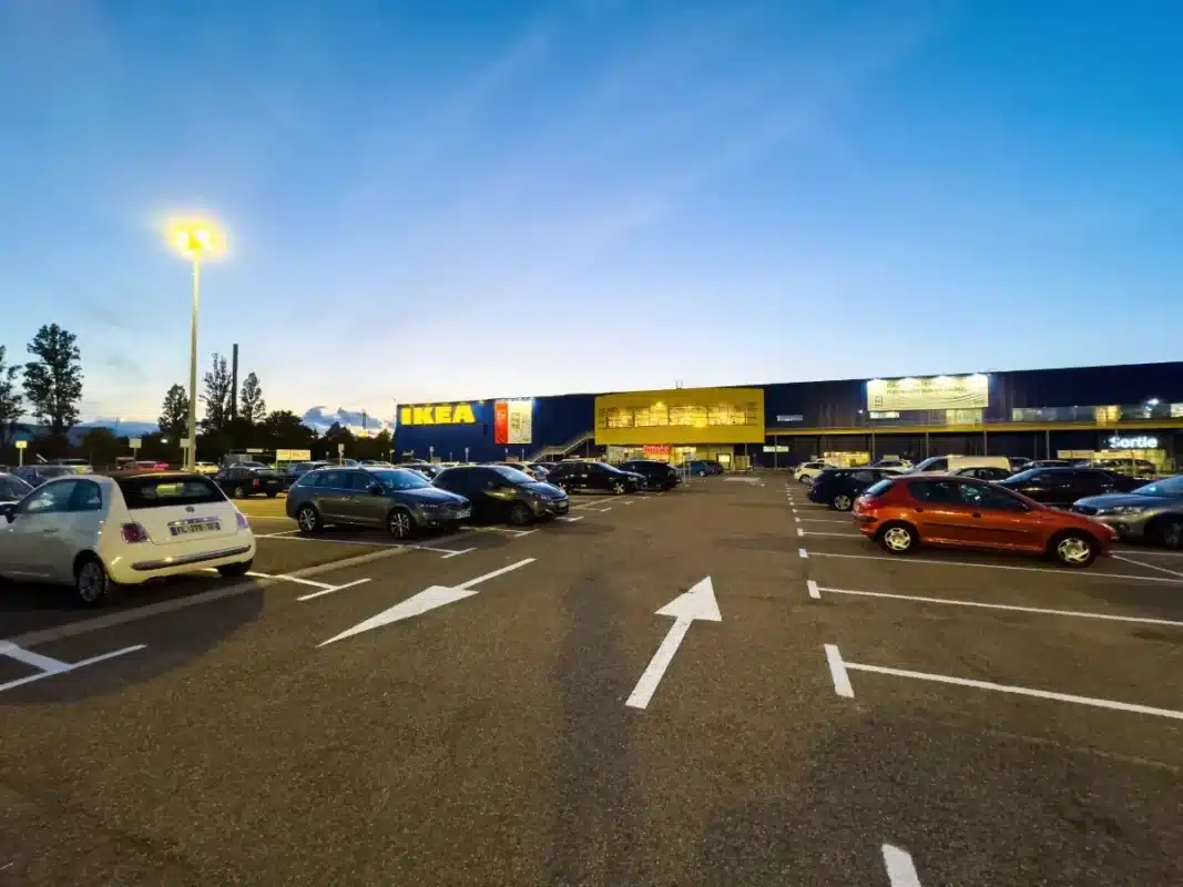 Il pensait être tranquille sur le parking du supermarché… l’amende tombe : 135 € et 3 points envolés