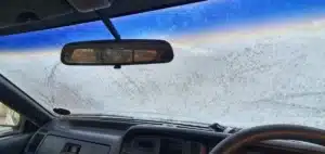 Cet oreiller anti-givre pour voiture affole les automobilistes en plein hiver