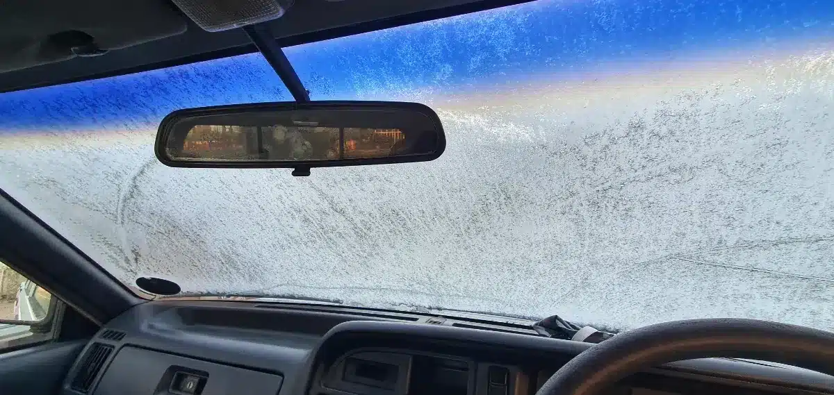 Cet oreiller anti-givre pour voiture affole les automobilistes en plein hiver