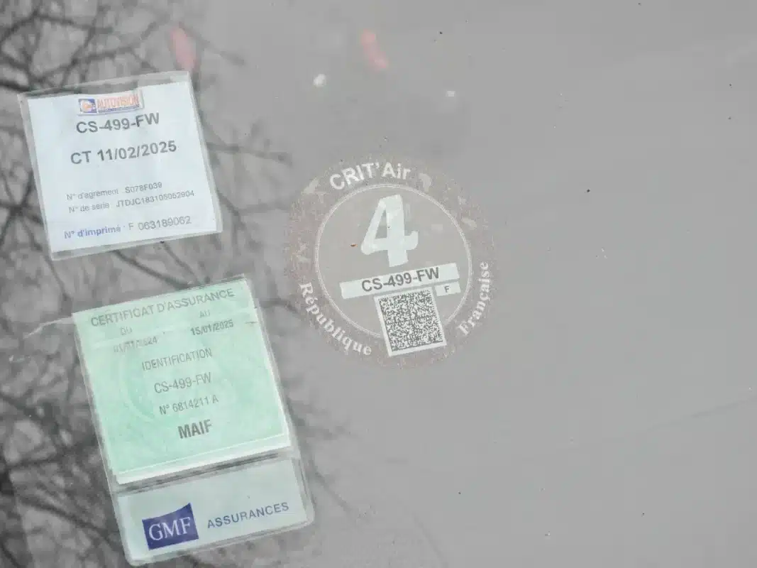 Pare-brise 2026 : ces vignettes obligatoires que des millions d’automobilistes oublient déjà