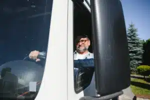 Le Tesla Semi modernisé refait surface : des images de recharge à 1,2 MW qui sidèrent