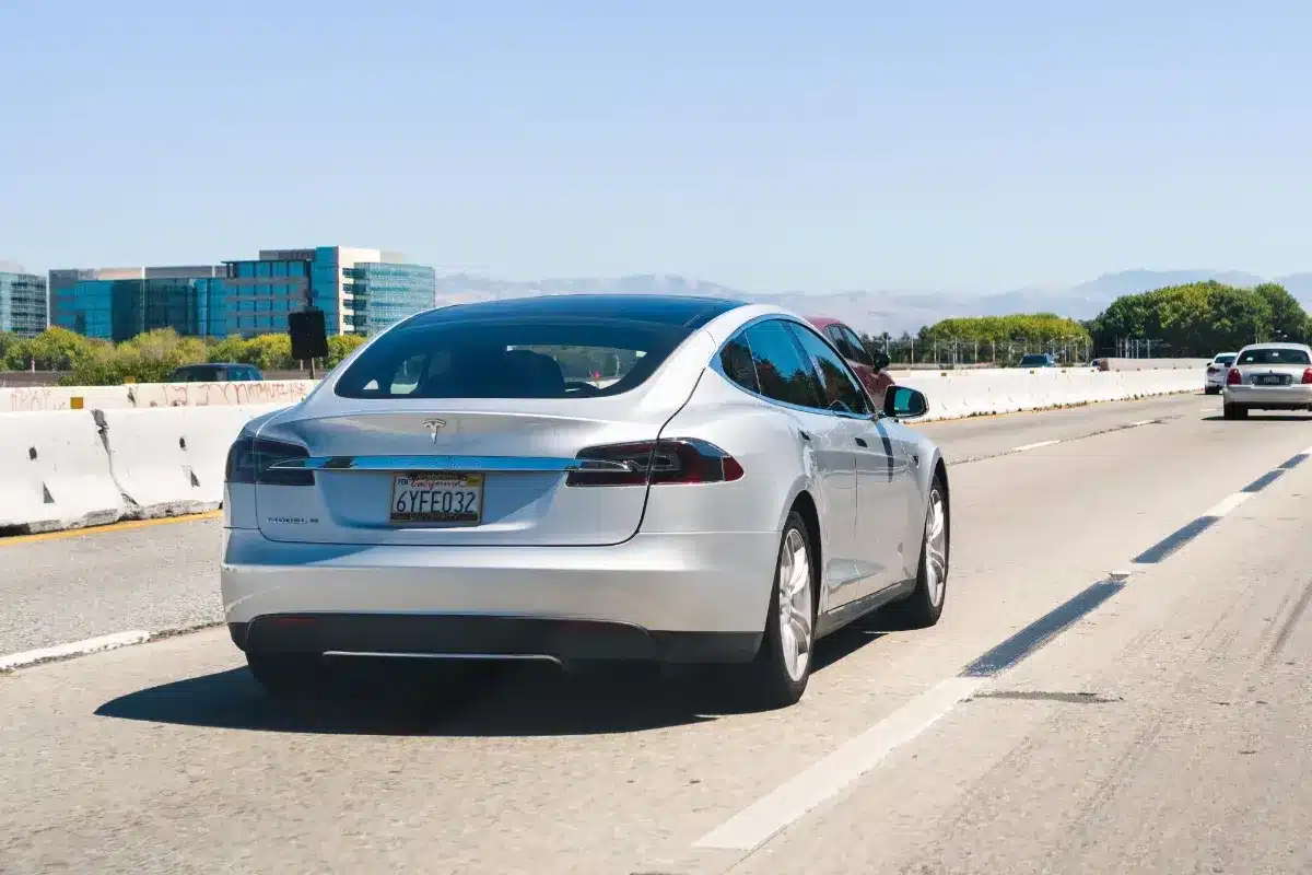 Ils veulent bannir le bruit artificiel des voitures électriques, ça va changer la conduite !