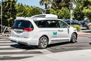 Waymo franchit une ligne rouge : ses voitures prennent désormais des décisions presque seules