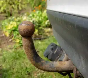 Vous roulez avec une boule d’attelage vide ? Voici ce que dit vraiment la loi