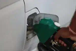 Hausse surprise à la pompe, baisse ailleurs : ce qui va vraiment vous coûter plus cher en Martinique