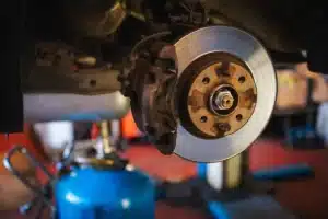 Ne reprenez pas la route sans vérifier ça : vos freins ont souffert cet hiver