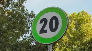 Ces nouveaux panneaux verts intriguent les conducteurs : faut-il s’inquiéter ?