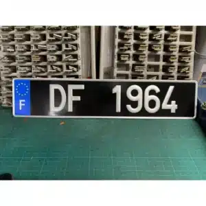 Vous l’avez sûrement vue sans comprendre : cette plaque noire “DF” intrigue partout en France
