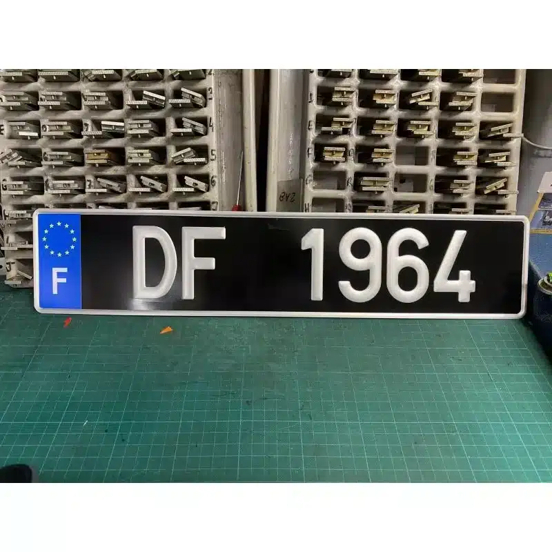 Vous l’avez sûrement vue sans comprendre : cette plaque noire “DF” intrigue partout en France
