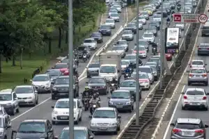 La fin des voitures thermiques repoussée ? Ce revirement qui secoue l’Europe