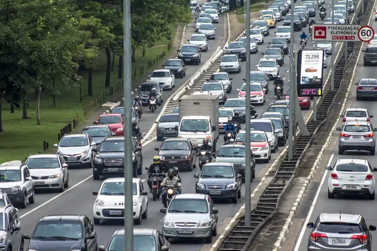 La fin des voitures thermiques repoussée ? Ce revirement qui secoue l’Europe
