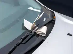 Il découvre 3 000 voitures à son nom… et 40 amendes tombent chaque jour