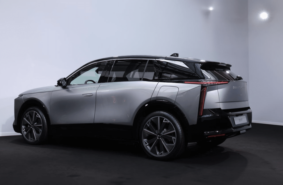 La nouvelle DS7, devenue DS N°7, marque un tournant stratégique avec électrification, montée en gamme et ambitions renouvelées. Une évolution suffisante pour relancer la marque ? DS