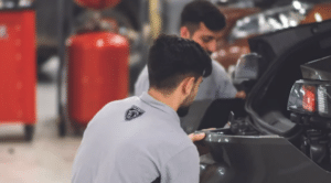 Stellantis lance un rappel de plus de 200 000 véhicules en France équipés du moteur hybride successeur du 1.2 PureTech. Causes, risques et modèles concernés. Peugeot