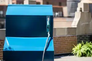 Pendant que Tesla parie tout sur l'électrique, cette entreprise produit un carburant sans une goutte de pétrole : les ingénieurs auto confirment que ça change tout