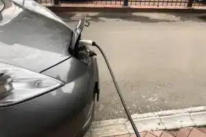 Bornes électriques en copropriété : la prime passe de 8 000 à 12 500 € dès le 1er avril, et les parkings extérieurs touchent encore plus