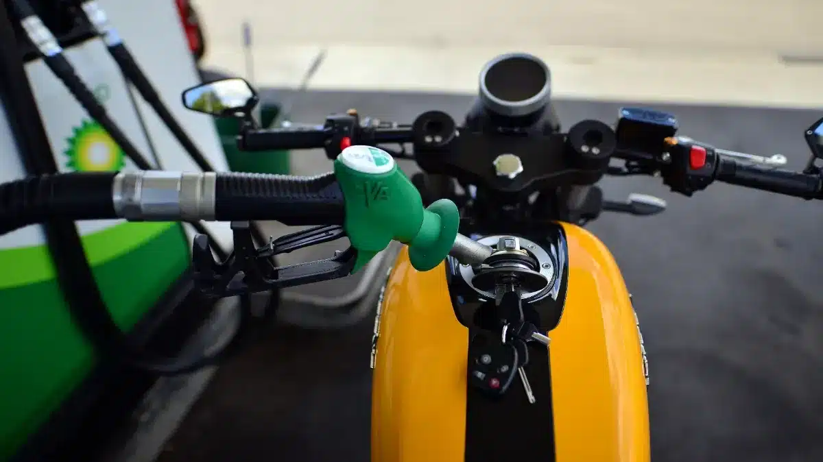 SP95-E10 ou SP98 : cette erreur de carburant peut coûter cher aux motards en 2025