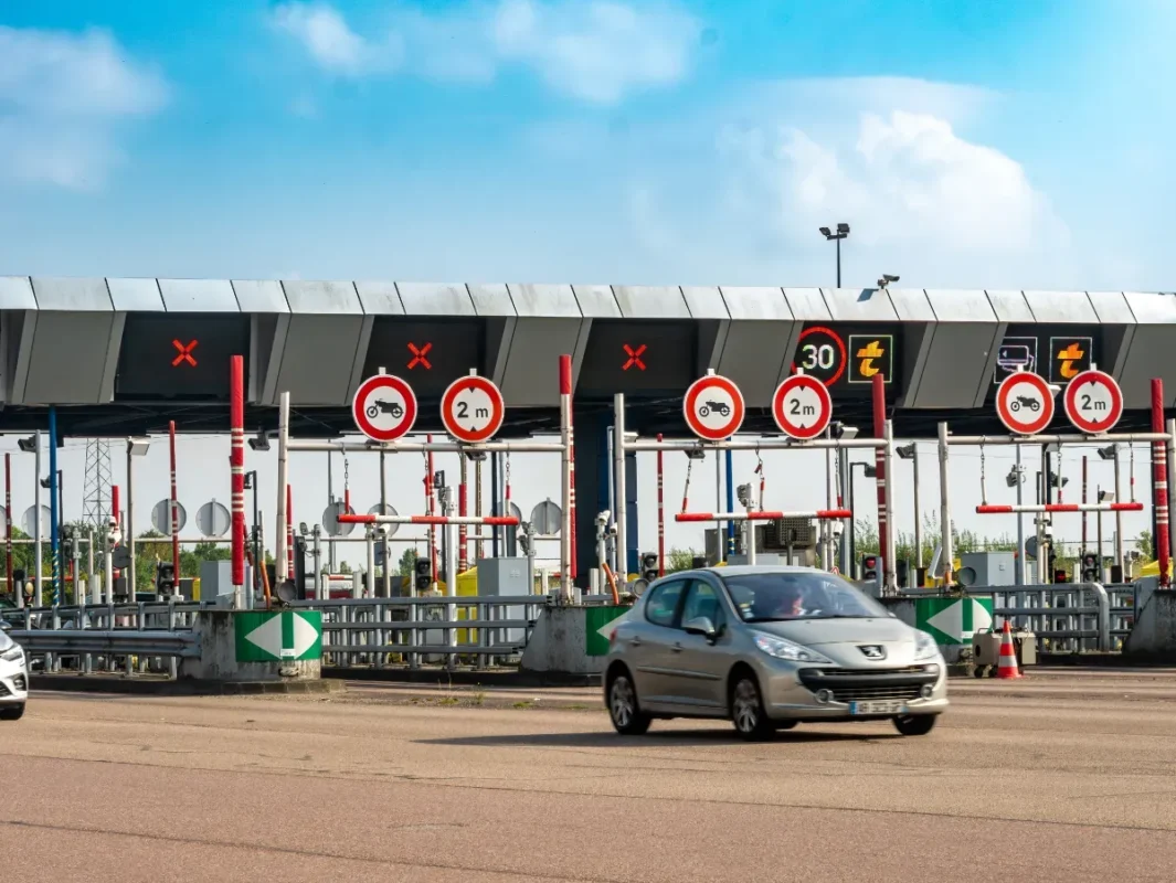 Un conducteur dissimulait sa plaque sur l'A9 pour éviter le péage : les gendarmes découvrent 13 000€ de fraude accumulée en quelques mois