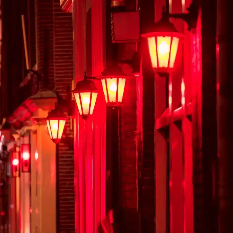 Pourquoi le Danemark remplace ses lampadaires par des lumières rouges